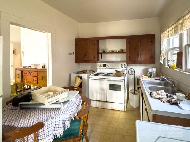 141 Burleson Drive, Bakersville, NC 28705