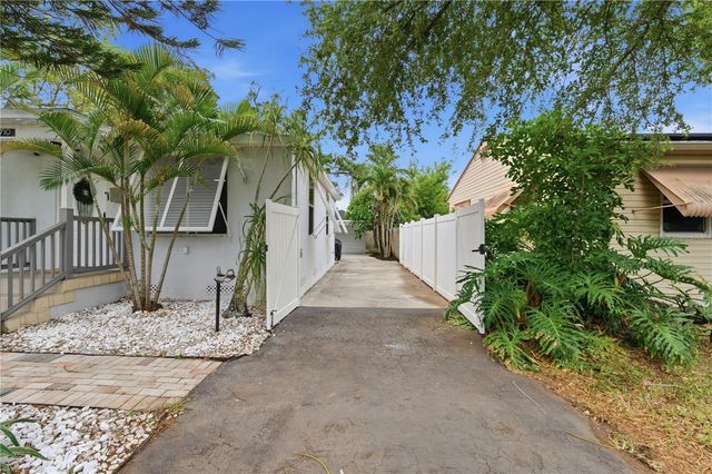 2710 16TH AVENUE N, St Petersburg, FL 33713