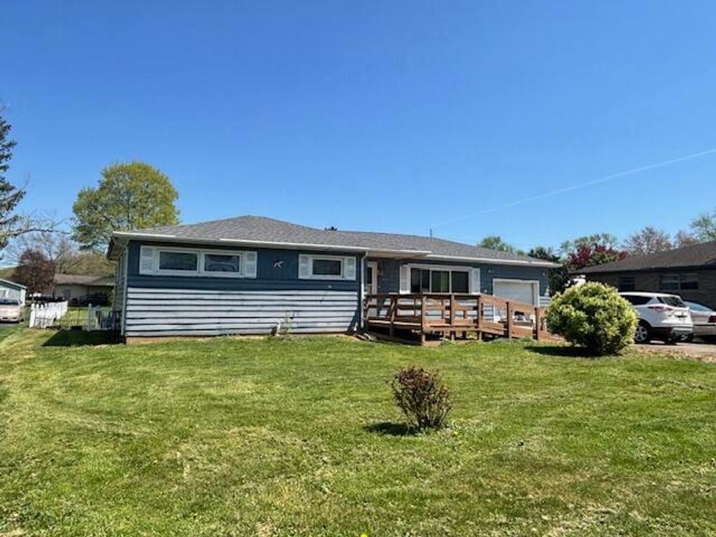 878 Oberlin Drive, Heath, OH 43056