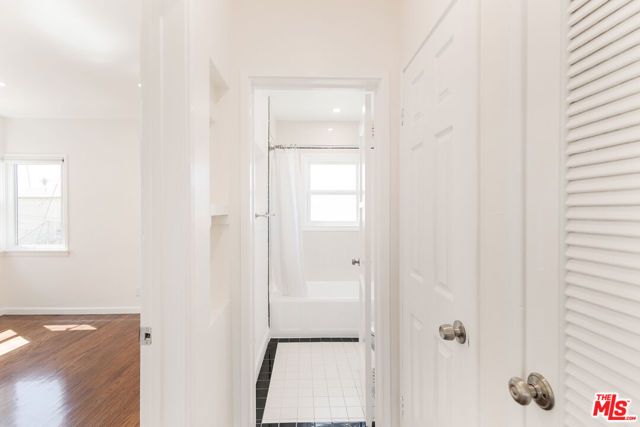 1533 Meadowbrook Avenue, Los Angeles, CA 90019