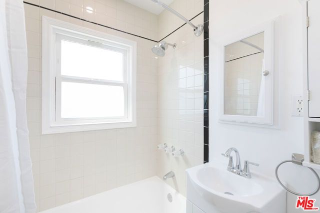 1533 Meadowbrook Avenue, Los Angeles, CA 90019