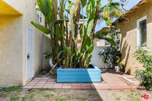 1533 Meadowbrook Avenue, Los Angeles, CA 90019