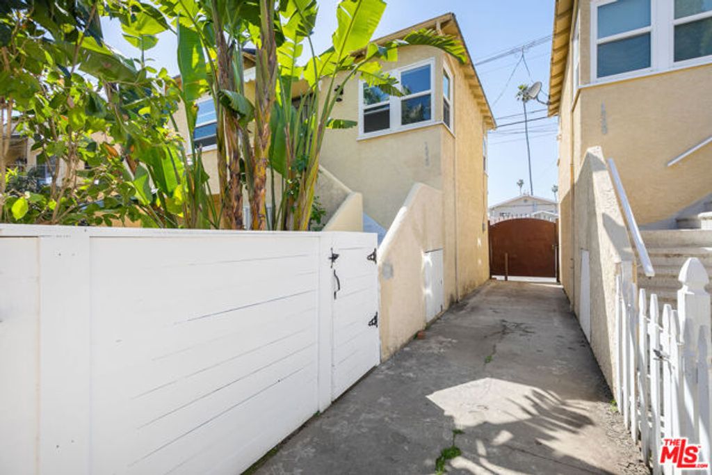 1533 Meadowbrook Avenue, Los Angeles, CA 90019