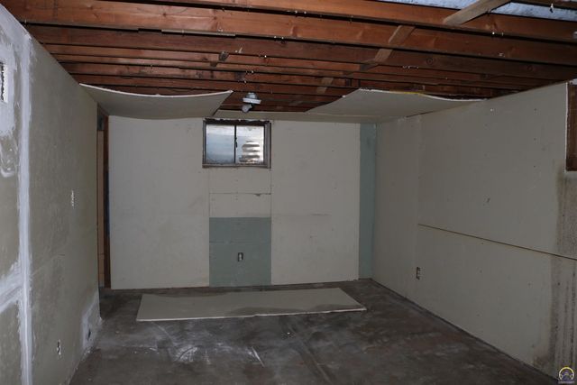 2000 SE Adams St, Topeka, KS 66607