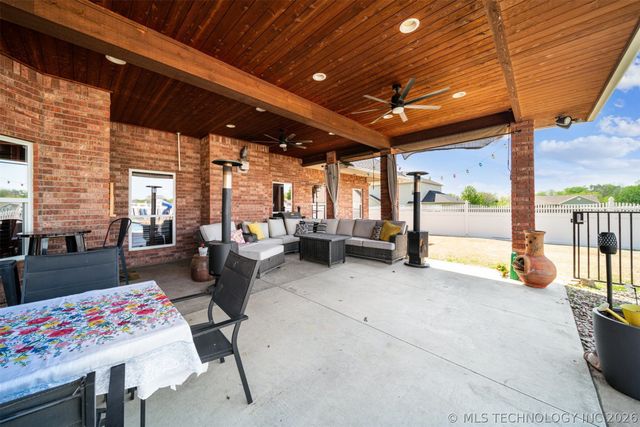 1215 Lyndsey Lane, Pryor, OK 74361