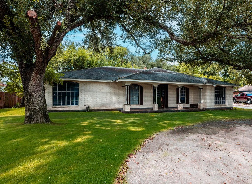 1856 Acacia Circle, Freeport, TX 77541