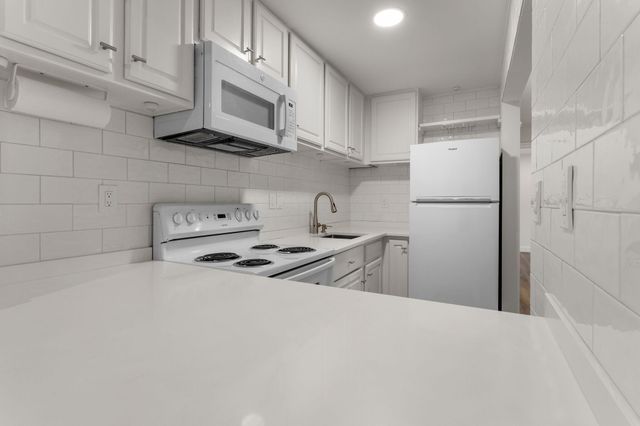 800 Bearses Way APT 4EH, Hyannis, MA 02601