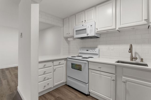 800 Bearses Way APT 4EH, Hyannis, MA 02601