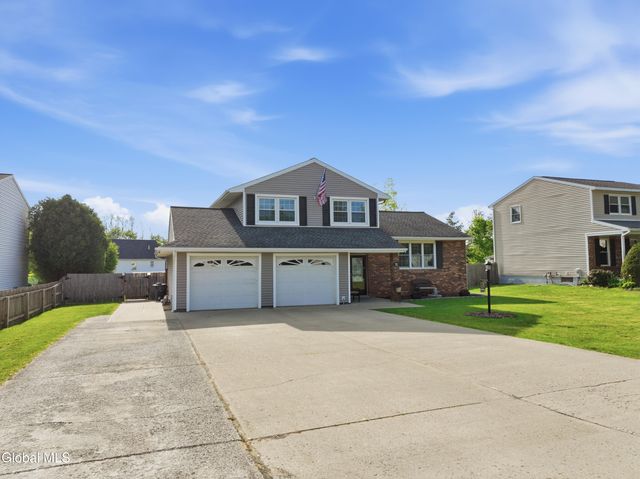 32 Willoughby Drive, Colonie, NY 12205