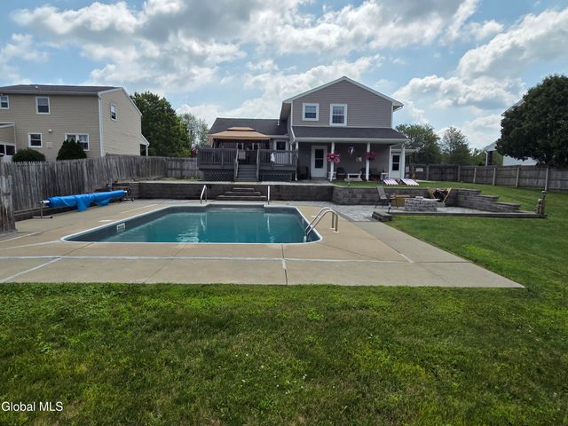 32 Willoughby Drive, Colonie, NY 12205