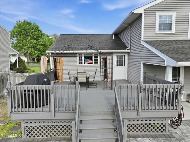 32 Willoughby Drive, Colonie, NY 12205