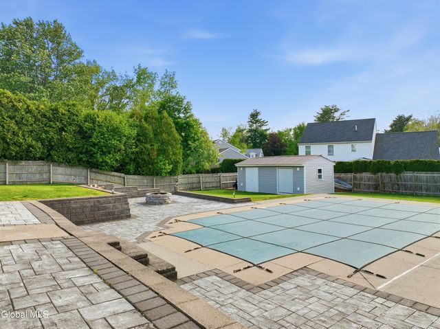 32 Willoughby Drive, Colonie, NY 12205