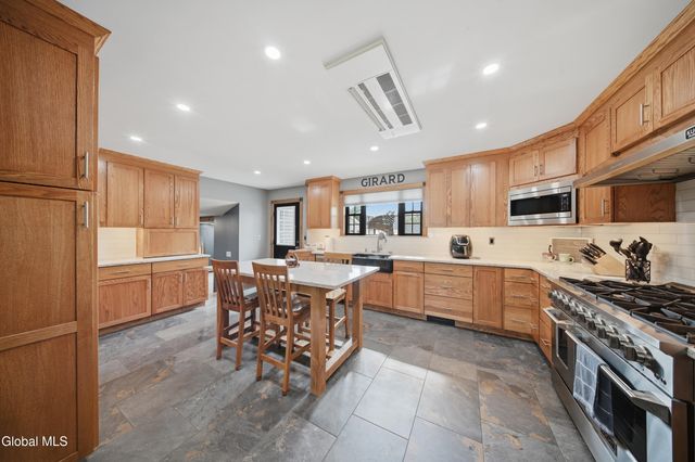 32 Willoughby Drive, Colonie, NY 12205