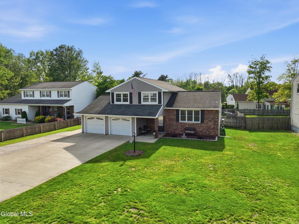 32 Willoughby Drive, Colonie, NY 12205