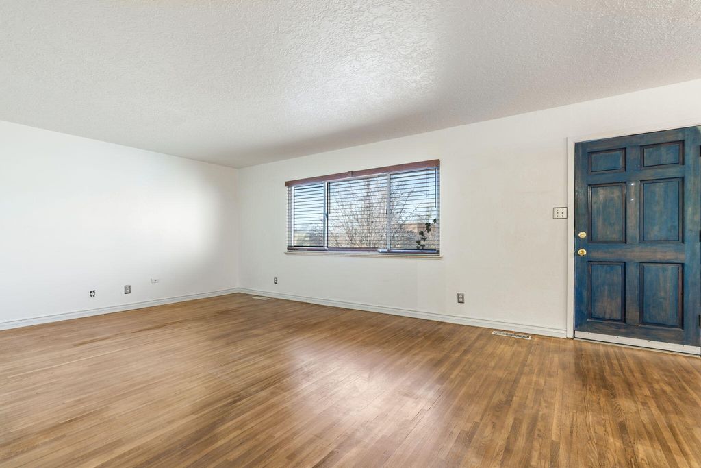 Image 7 of property listing at 2940 San Joaquin Avenue SE, Albuquerque, NM 87106