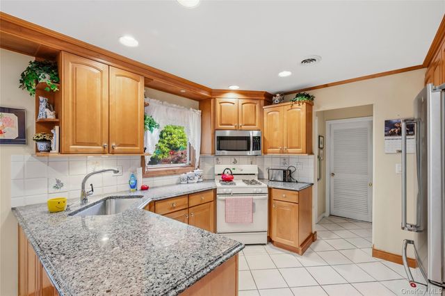 3 Cragmere Oval, New City, NY 10956
