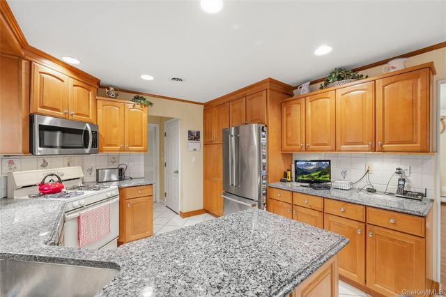 3 Cragmere Oval, New City, NY 10956