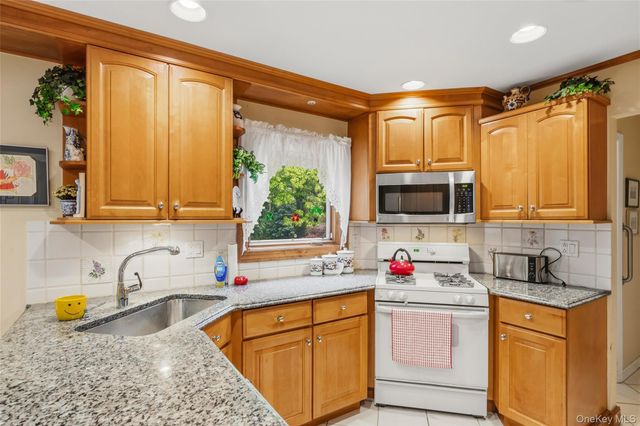 3 Cragmere Oval, New City, NY 10956