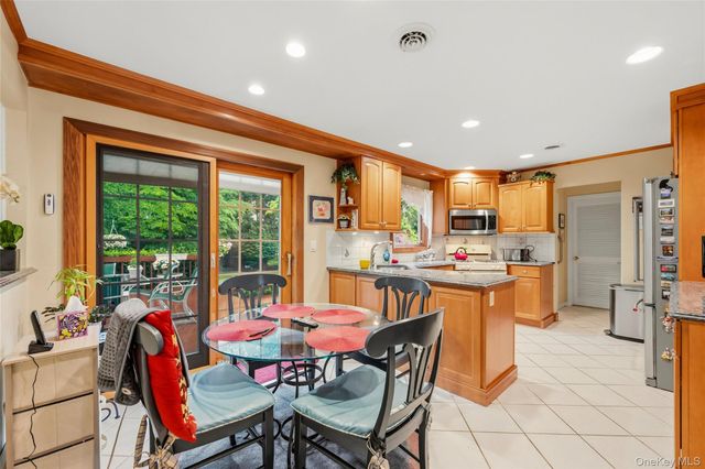 3 Cragmere Oval, New City, NY 10956