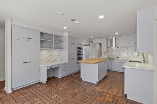 365 Piney Point Road, Houston, TX 77024