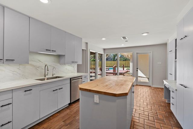 365 Piney Point Road, Houston, TX 77024