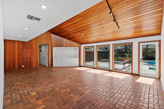 365 Piney Point Road, Houston, TX 77024