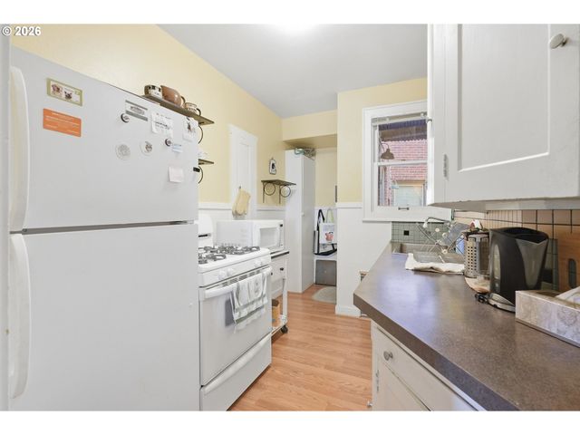 2953 Se HAWTHORNE Blvd, Portland, OR 97214
