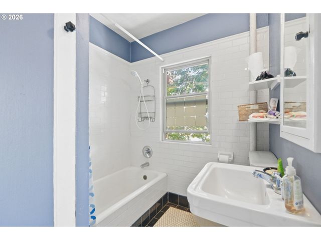 2953 Se HAWTHORNE Blvd, Portland, OR 97214