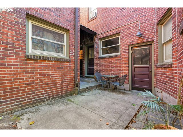 2953 Se HAWTHORNE Blvd, Portland, OR 97214