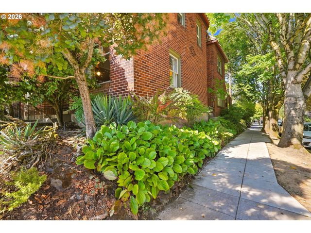 2953 Se HAWTHORNE Blvd, Portland, OR 97214