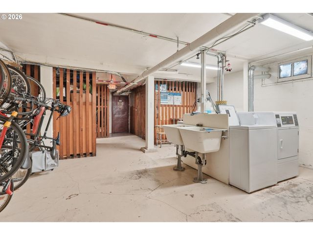 2953 Se HAWTHORNE Blvd, Portland, OR 97214