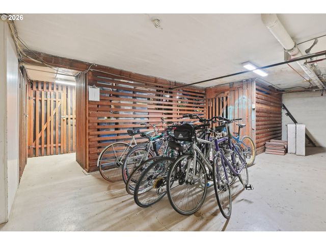 2953 Se HAWTHORNE Blvd, Portland, OR 97214