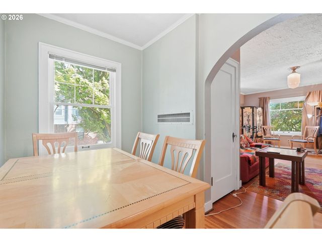 2953 Se HAWTHORNE Blvd, Portland, OR 97214
