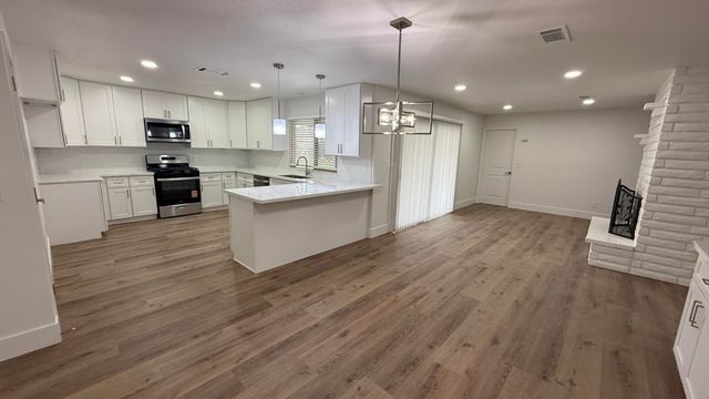 2329 Michael Circle, Hanford, CA 93230