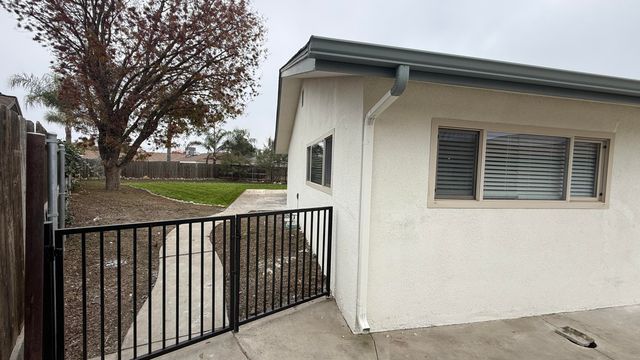 2329 Michael Circle, Hanford, CA 93230