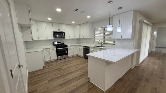 2329 Michael Circle, Hanford, CA 93230