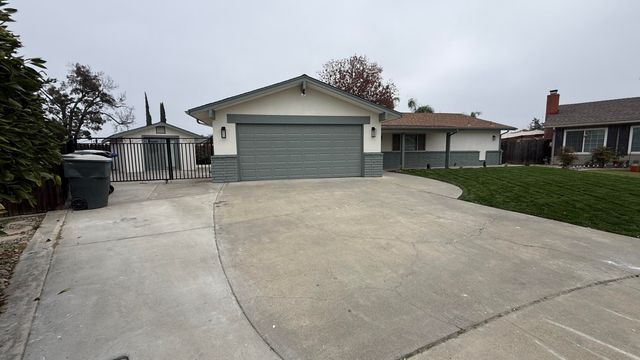 2329 Michael Circle, Hanford, CA 93230