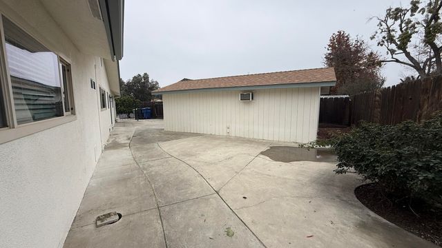 2329 Michael Circle, Hanford, CA 93230
