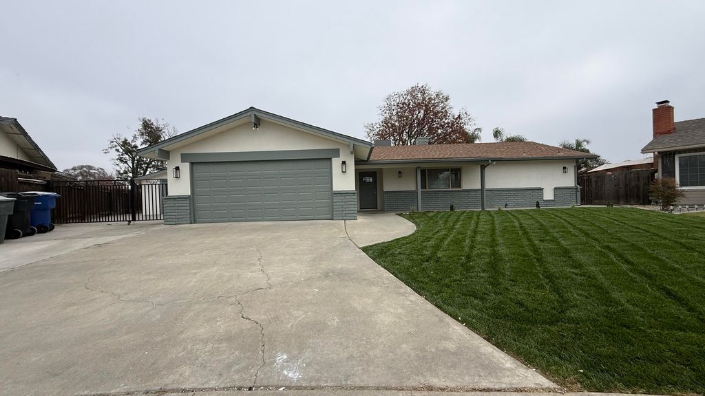 2329 Michael Circle, Hanford, CA 93230