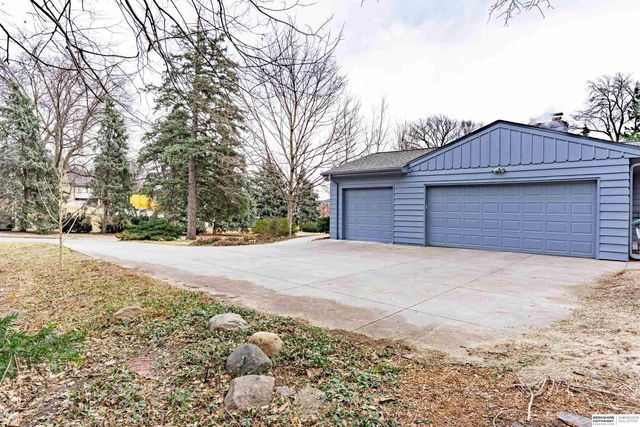 7811 Pierce Circle, Omaha, NE 68124