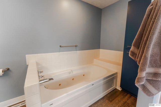 7811 Pierce Circle, Omaha, NE 68124