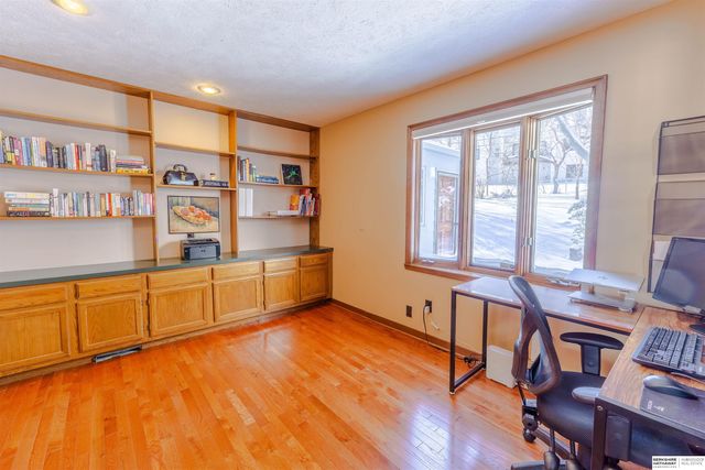 7811 Pierce Circle, Omaha, NE 68124