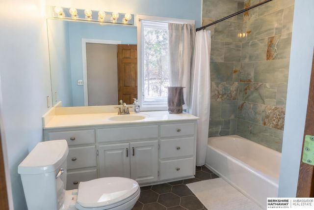 7811 Pierce Circle, Omaha, NE 68124