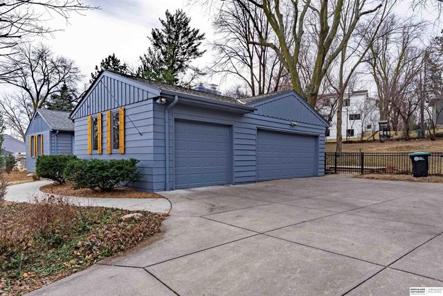 7811 Pierce Circle, Omaha, NE 68124