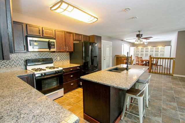 955 W 200 N, La Porte, IN 46350