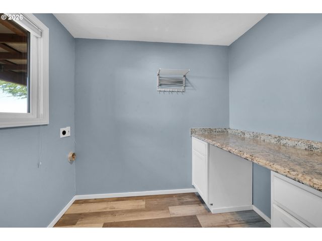 952 SUMMIT Blvd, Springfield, OR 97477