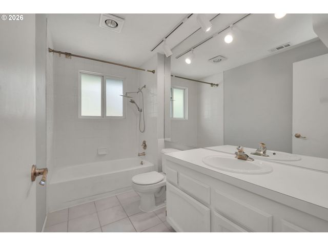 952 SUMMIT Blvd, Springfield, OR 97477