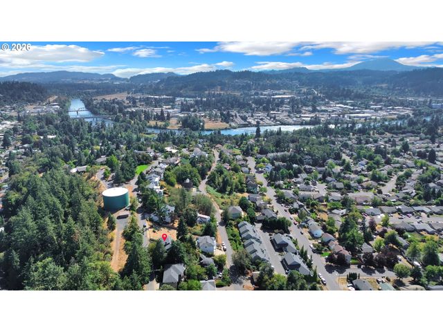 952 SUMMIT Blvd, Springfield, OR 97477