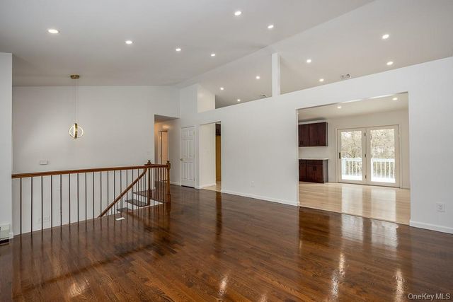 600 Twin Arch Road, Rock Tavern, NY 12575