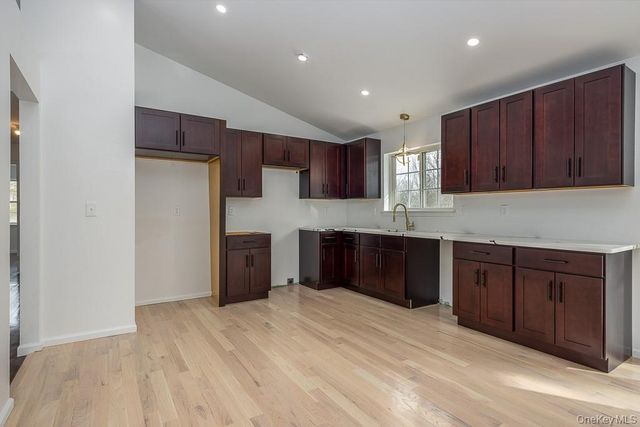 600 Twin Arch Road, Rock Tavern, NY 12575